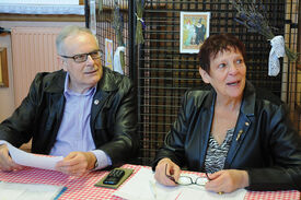 Alberte Lecroart, vice présidente, et Jean-Marie Plez, trésorier, à l'accueil des participants