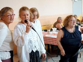 Le groupe des filles chante leur jeunesse